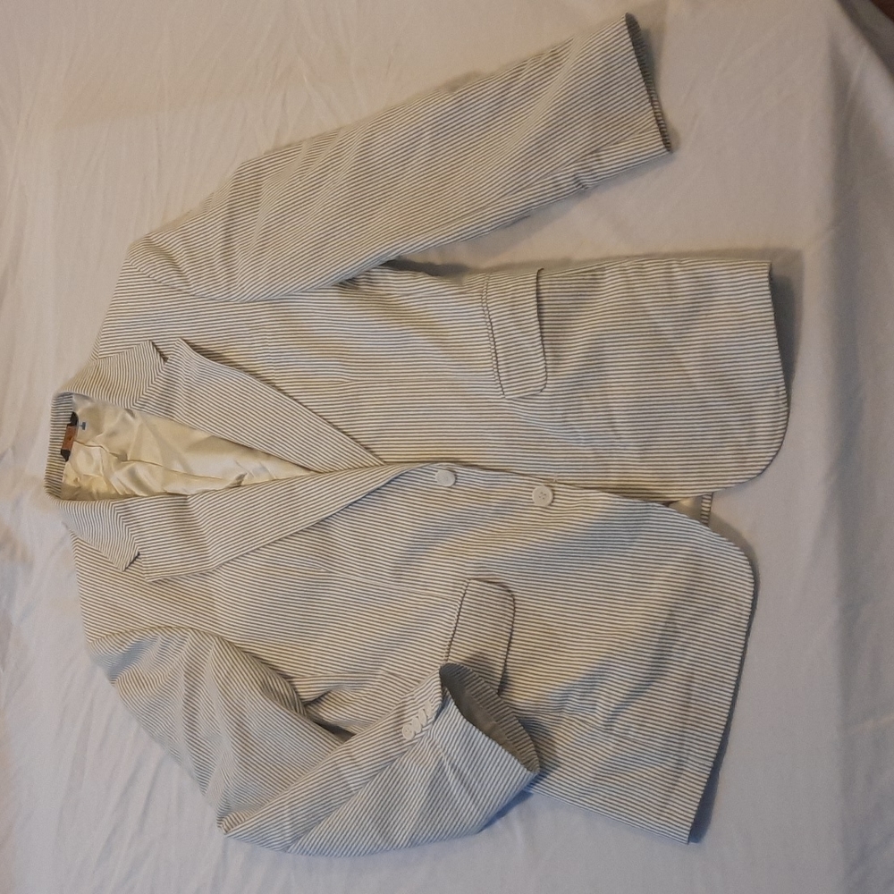 White and gray striped suit jacket. (39R)